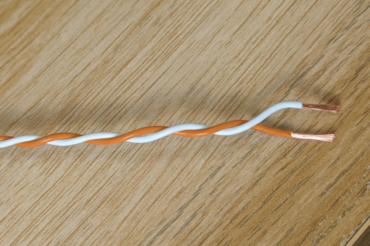 White & Orange Twisted Wire Cable - 20 AWG / 0.5mm²