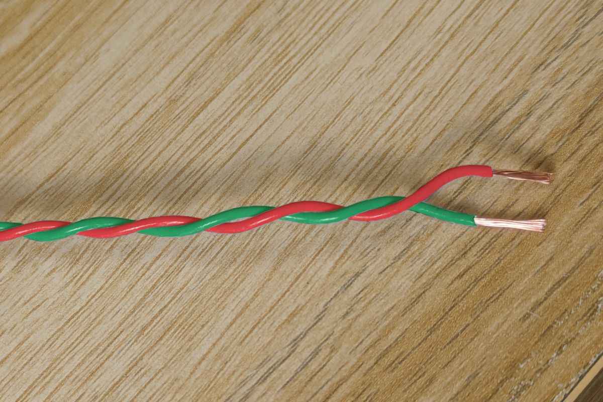 Red & Green Twisted Wire Cable - 20 AWG / 0.5mm²