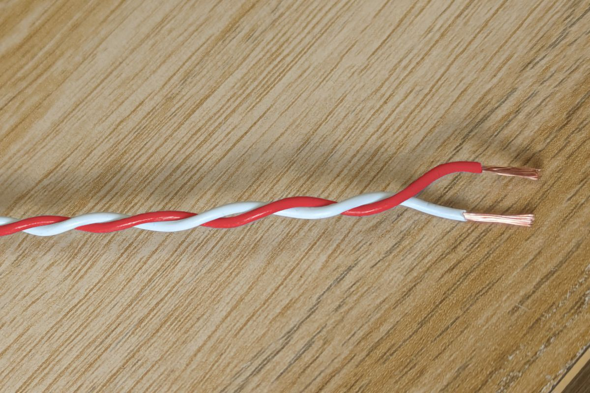 Red & White Twisted Wire Cable - 20 AWG / 0.5mm²