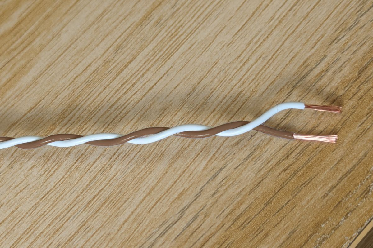 White & Brown Twisted Wire Cable - 20 AWG / 0.5mm²