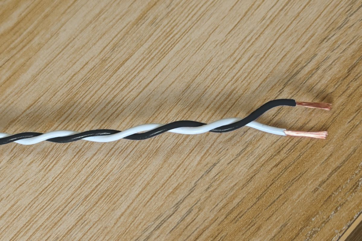 Black & White Twisted Wire Cable - 20 AWG / 0.5mm²