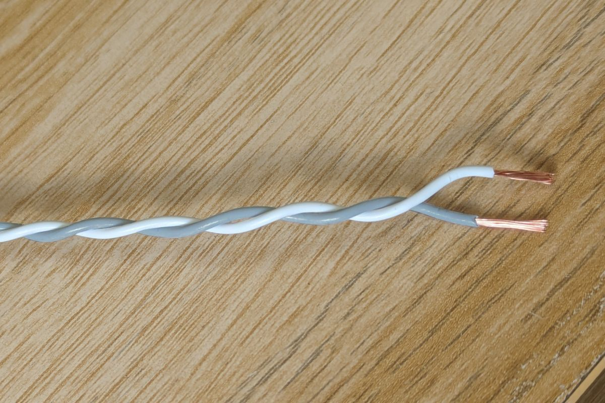 White & Grey Twisted Wire Cable - 20 AWG / 0.5mm²