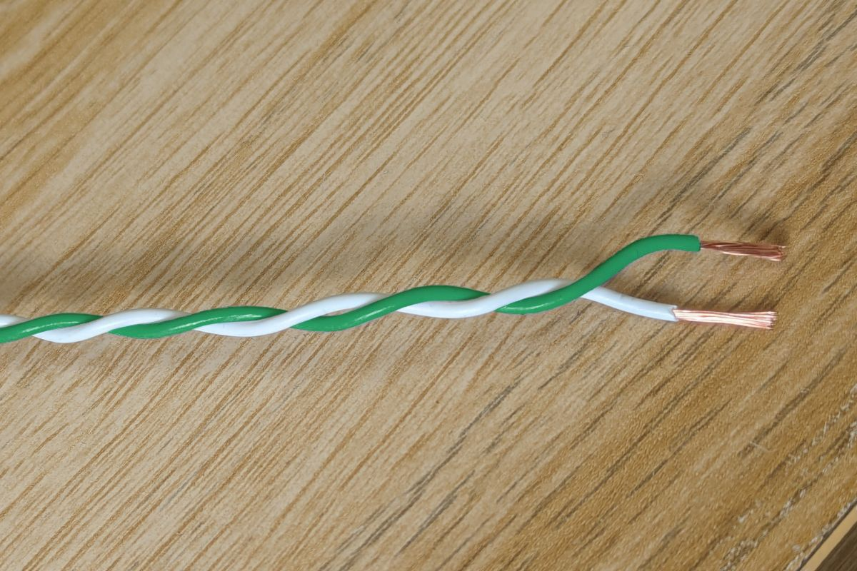 Green & White Twisted Wire Cable - 20 AWG / 0.5mm²