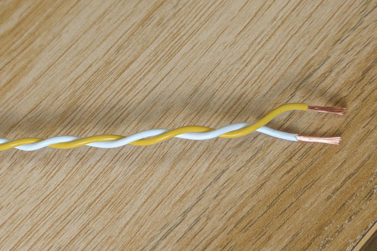 Yellow & White Twisted Wire Cable - 20 AWG / 0.5mm²